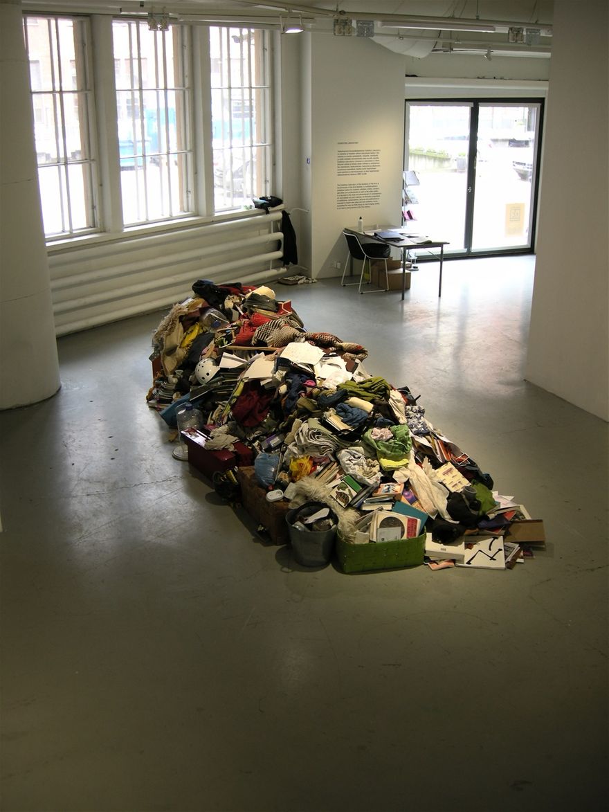 Ruho, Carcass / 2016 / Clothes and small objects from a home / Exhibition laboratory